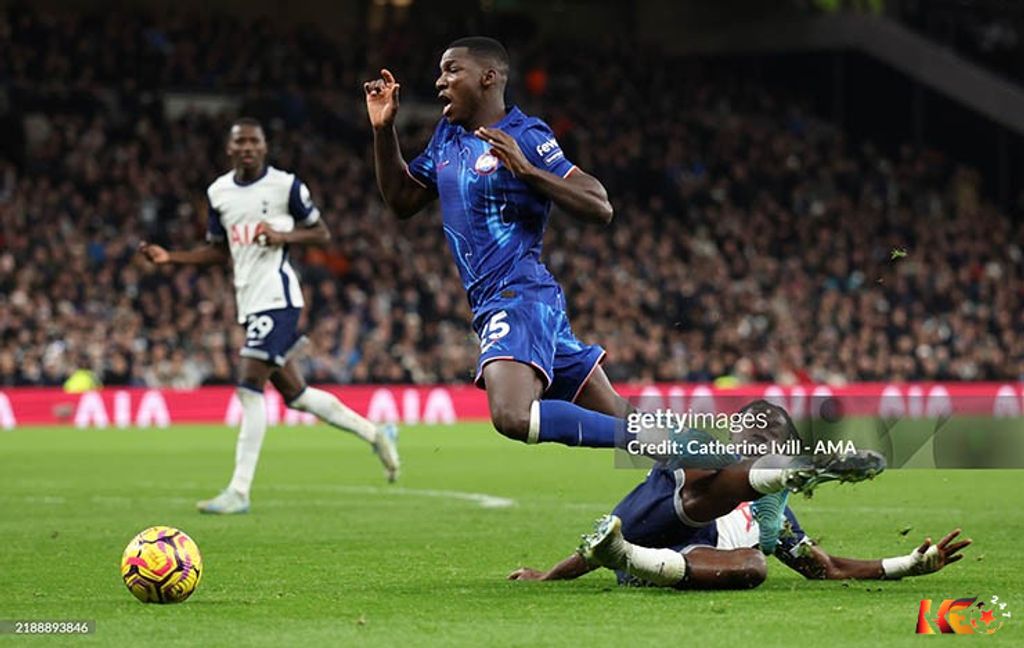 Caicedo kiếm về quả penalty cho Chelsea | Keolive