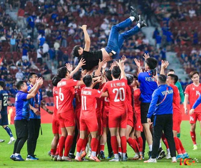 HLV Kim Sang Sik được các học trò công kênh trong màn ăn mừng chức vô địch AFF Cup 2024 | Keolive