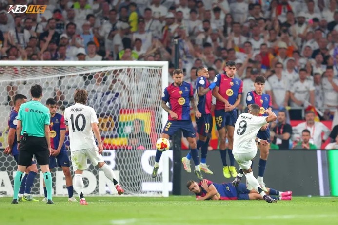 Siêu phẩm sút phạt của Mbappé gỡ hòa cho Real | Keolive