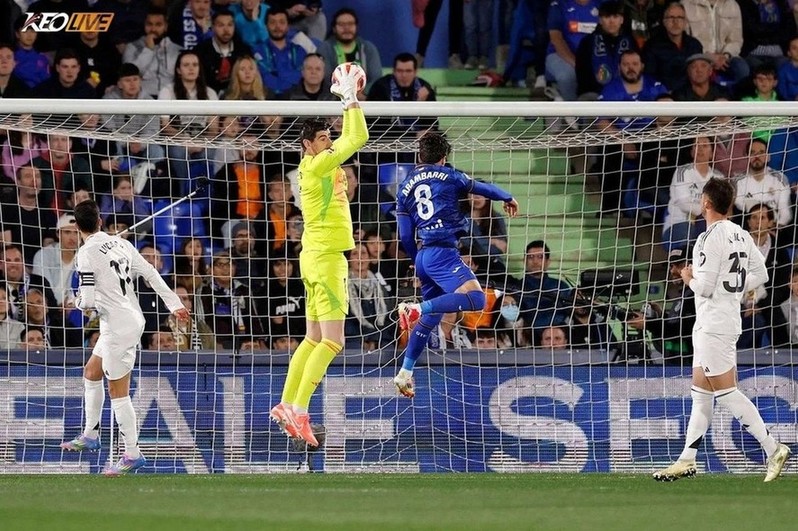Courtois có một trận đấu xuất sắc khi cản phá toàn bộ những pha bóng nguy hiểm bên phía đội chủ nhà | Keolive