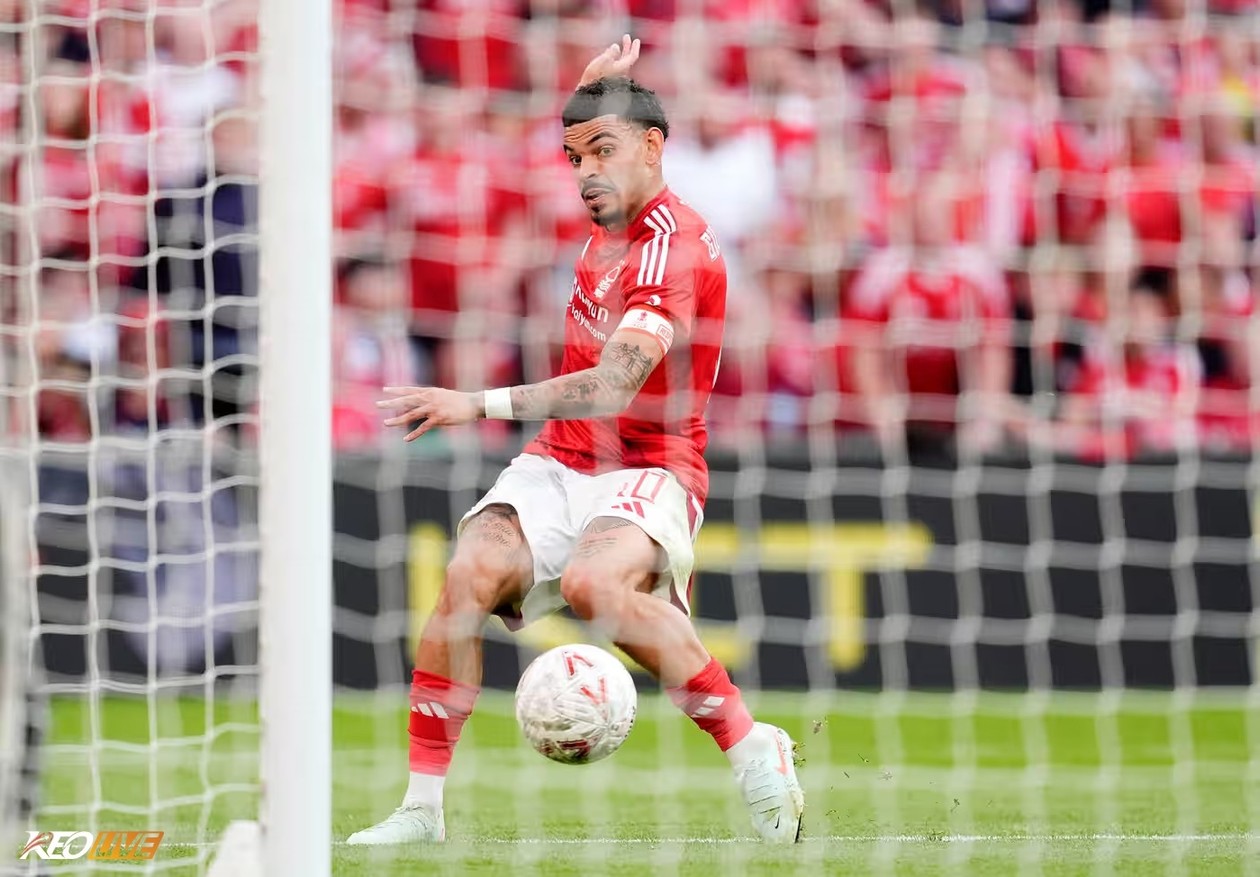 Nỗ lực của Gibbs-White không thể thắng được thần may mắn khi cột dọc và xà ngang liên tục từ chối bàn thắng của anh | Keolive
