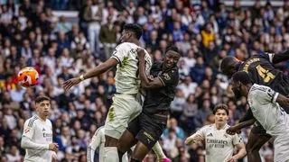 Hình ảnh cho bài Cú sốc tại Bernabéu, Bầy dơi bất ngờ đả bại Kền kền trắng 