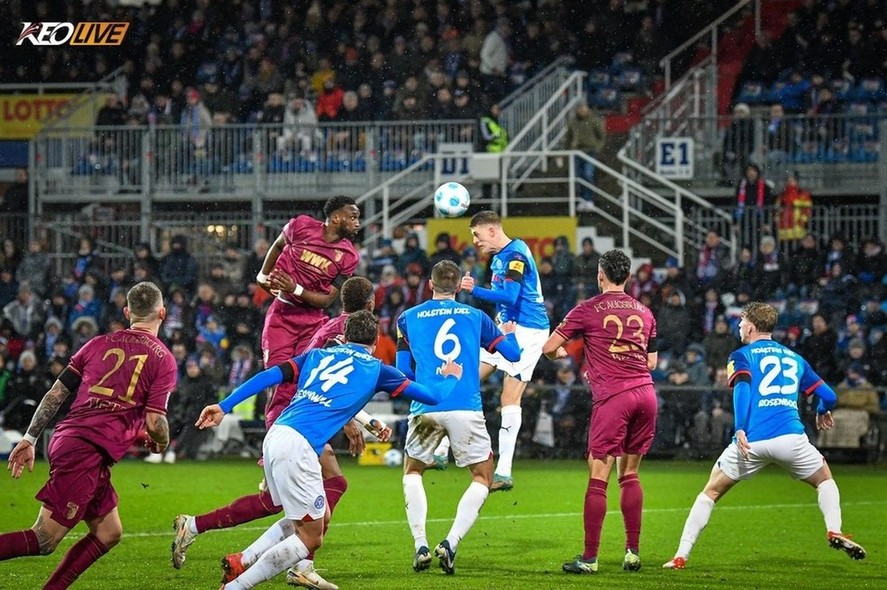 Augsburg thảm bại tới 1-5 trên sân của Holstein Kiel | Keolive