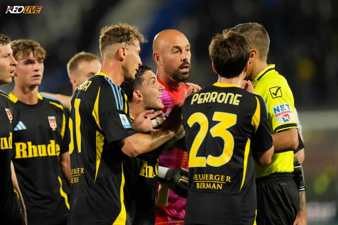 Pepe Reina bị truất quyền thi đấu ở phút 45 | Keolive