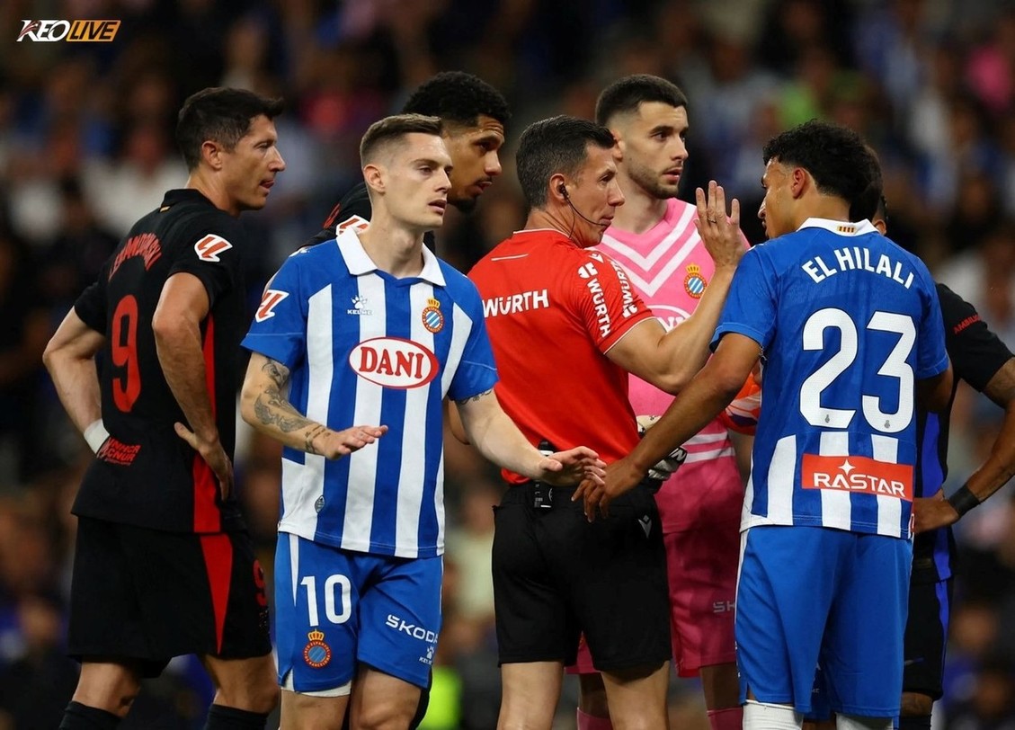 Chơi với 10 người, Espanyol không có cách nào gây sức ép được cho hàng thủ Barca | Keolive