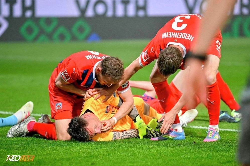 Thủ môn Kevin Muller bên phía Heidenheim gặp chấn thương nặng buộc phải rời sân | Keolive