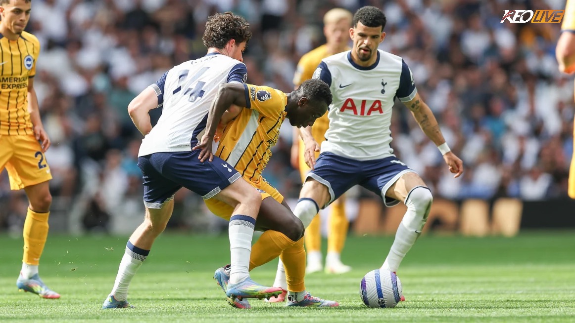 Solanke mở tỉ số sớm cho Tottenham trong hiệp 1 | Keolive