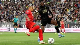 Hình ảnh cho bài Venezia thắng nghẹt thở Fiorentina, thoát khỏi nhóm cầm đèn đỏ