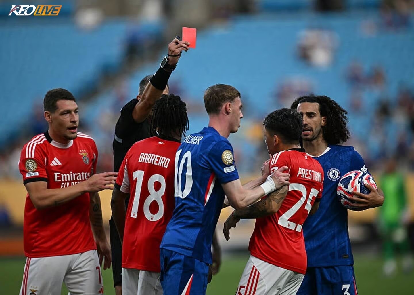 Benfica chỉ còn thi đấu với 10 người | Keolive