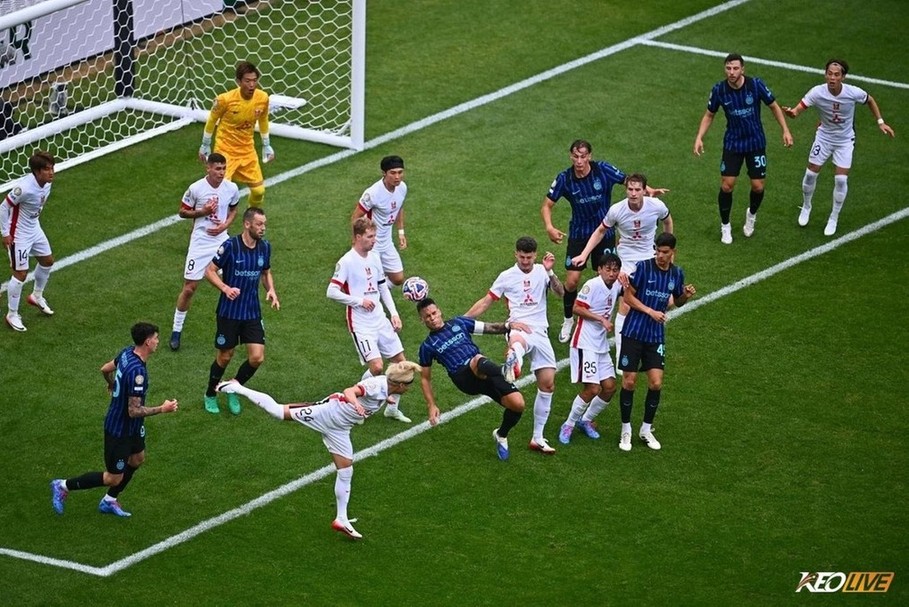 Martinez với pha ngửa bàn đèn gỡ hòa cho Inter  | Keolive