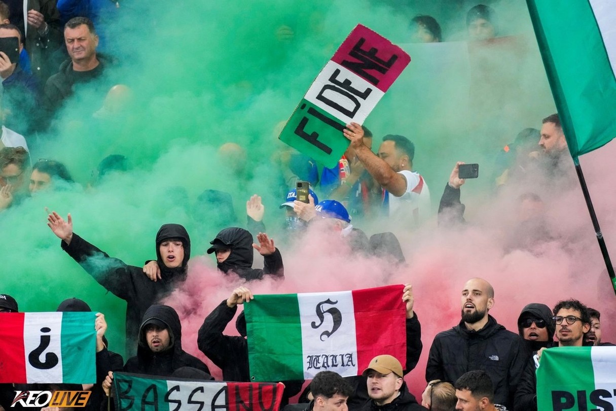 Những cổ động viên Italy đội mưa tới Na Uy theo dõi trận đấu hẳn đã rất thất vọng | Keolive