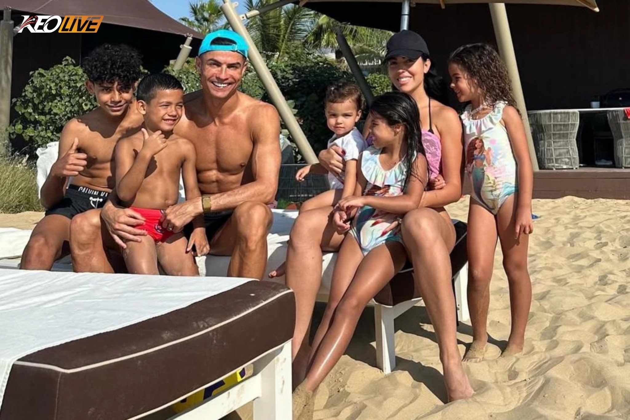 Gia đình nhỏ hạnh phúc của CR7 | Keolive