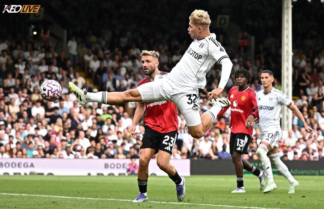 Smith Rowe gieo sầu cho MU bằng cú 'phi long cước' đẹp mắt | Keolive