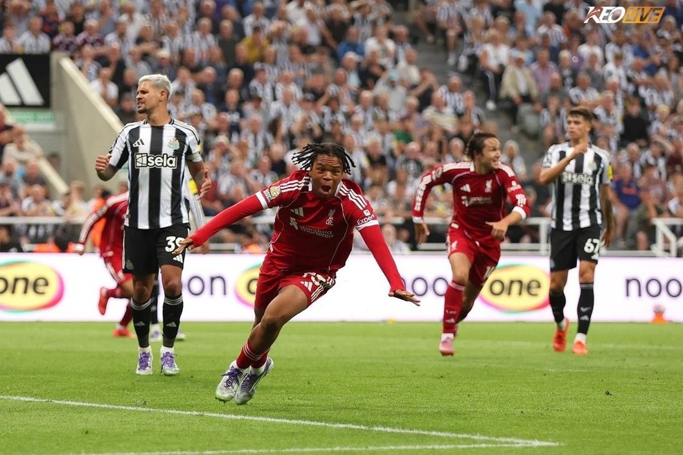 Cổ động viên Liverpool vỡ òa cảm xúc khi Ngumoha ghi bàn | Keolive
