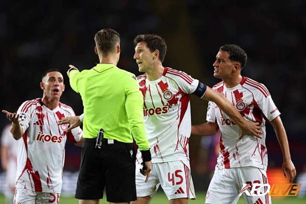 Tấm thẻ vàng thứ 2 gây tranh cãi của trọng tài Schnyder | Keolive