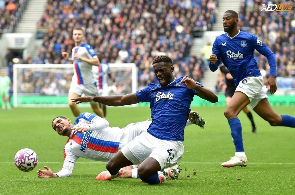 Tình huống dẫn đến quả penalty cho Everton | Keolive
