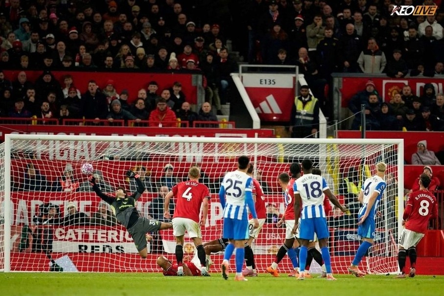 Welbeck đá phạt đẹp mắt rút ngắn tỉ số | Keolive
