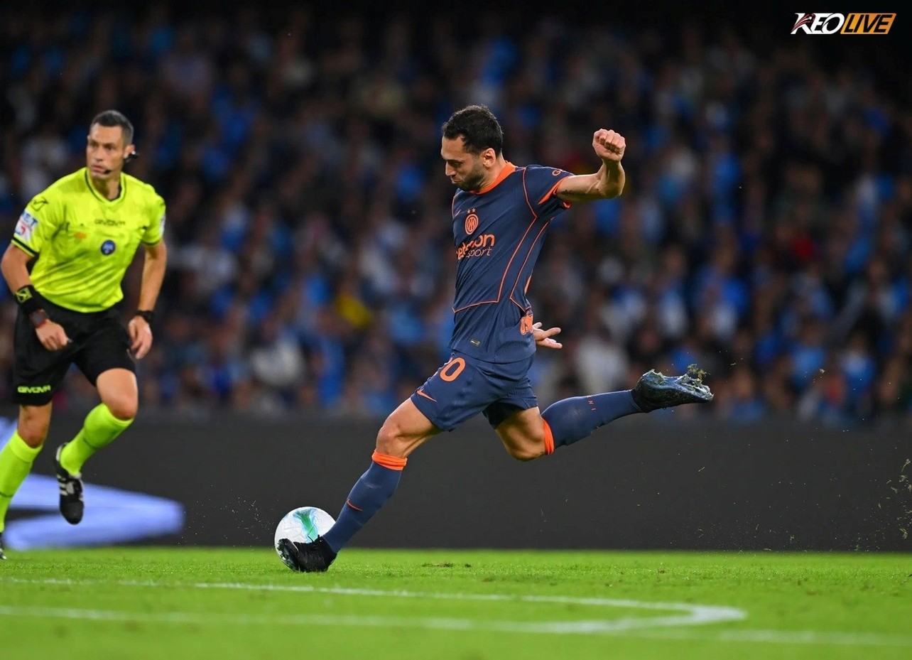 Calhanoglu rút ngắn tỉ số cho Nezzazurri | Keolive