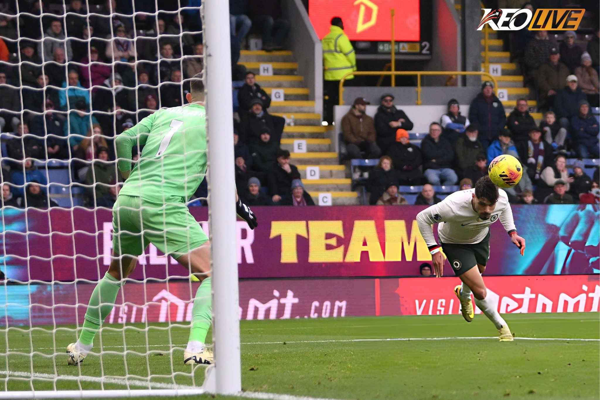 Pha đánh đầu của Neto là quá khó để cản phá | Keolive