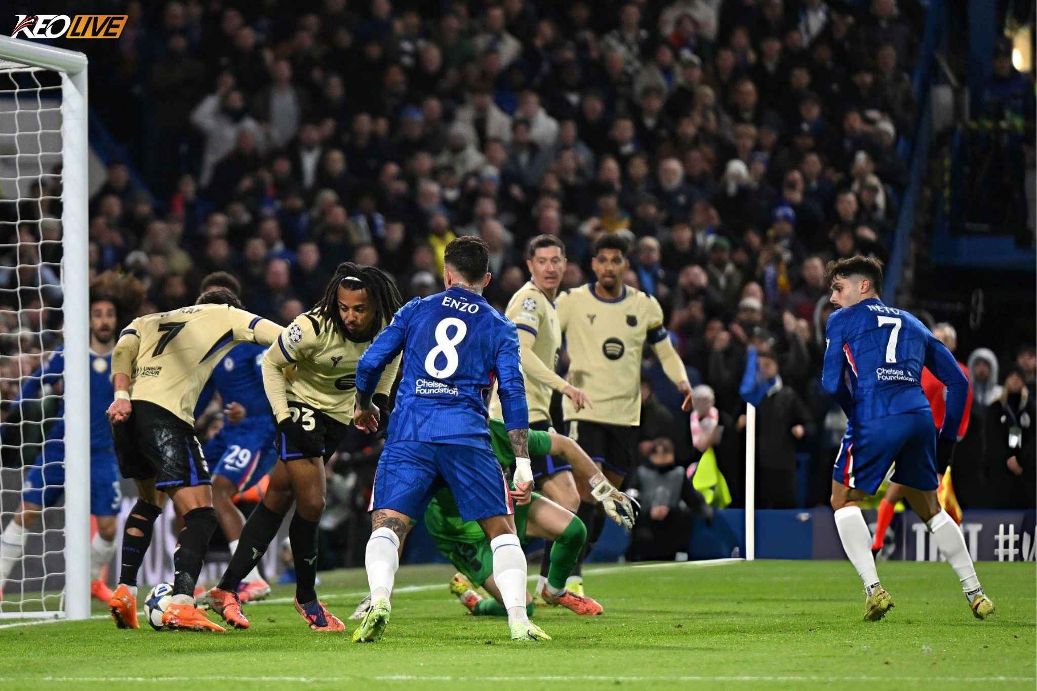 Koudé và Ferran Torres lóng ngóng trong tình huống phòng ngự dẫn đến bàn thua đầu tiên | Keolive