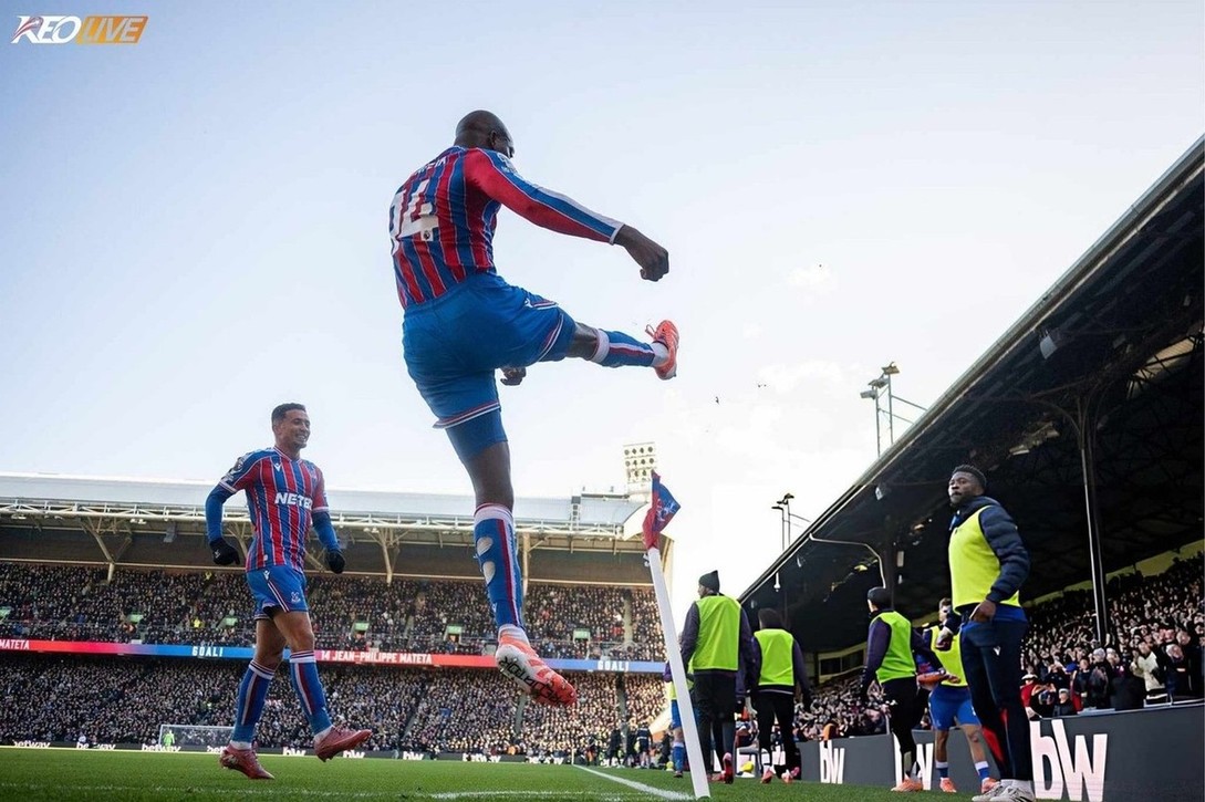 Mateta ăn mừng bàn thắng với phong cách đá cột cờ quen thuộc | Keolive
