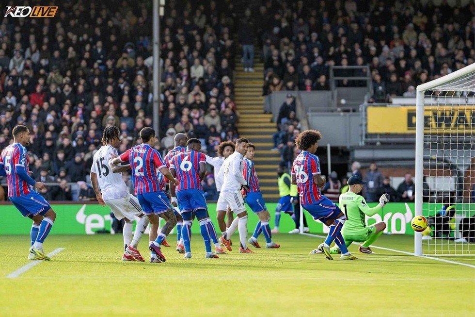 Bàn gỡ hòa đến từ tình huống đá phạt nhanh của Bruno | Keolive