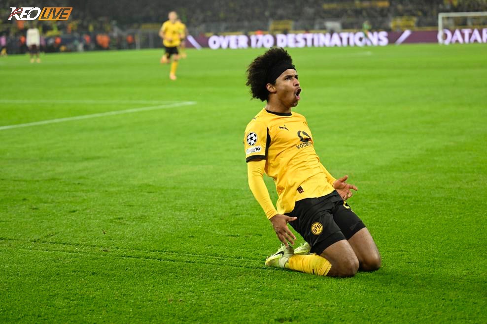 Bàn nâng tỉ số lên 3-0 có phần may mắn của Adeyemi | Keolive