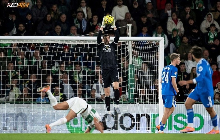 Courtois có một ngày thi đấu vất vả | Keolive