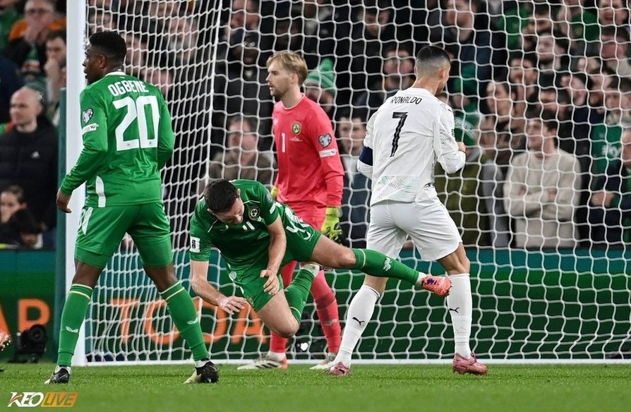 Pha bóng dẫn đến thẻ đỏ của Ronaldo | Keolive