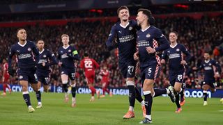Liverpool 1-4 PSV: Tiếp tục thảm bại, tương lai mờ mịt cho Arne Slot