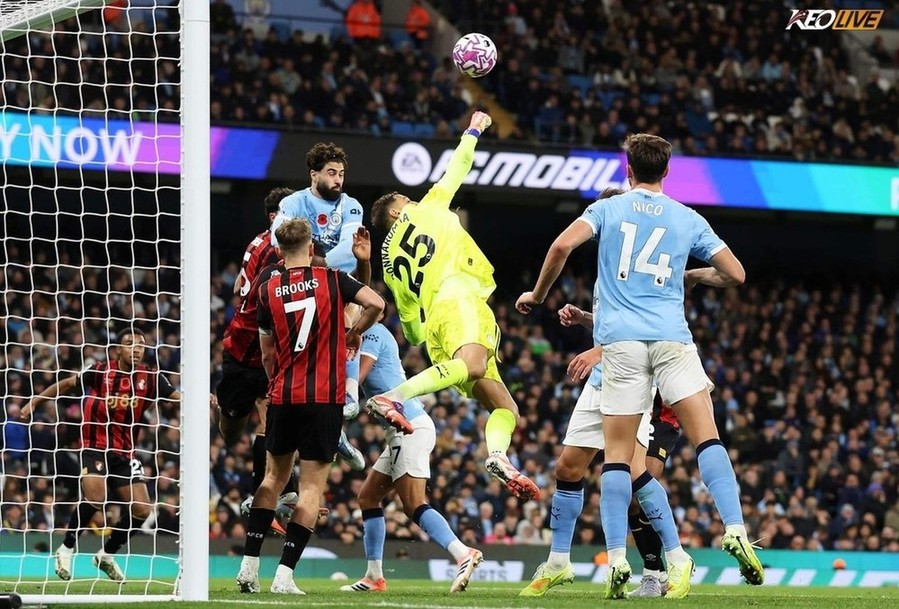 Pha đấm bóng hụt dẫn tới bàn thua của Donnarumma | Keolive