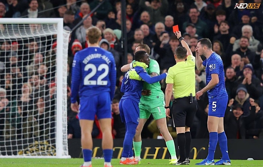 Tấm thẻ đỏ lãng nhách của Gueye | Keolive