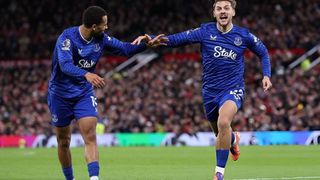 Manchester United 0-1 Everton: The Toffees giành 3 điểm dù chơi thiếu người