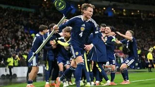 Hình ảnh cho bài Scotland 4–2 Đan Mạch: Phút bù giờ điên rồ và tấm vé lịch sử đến World Cup