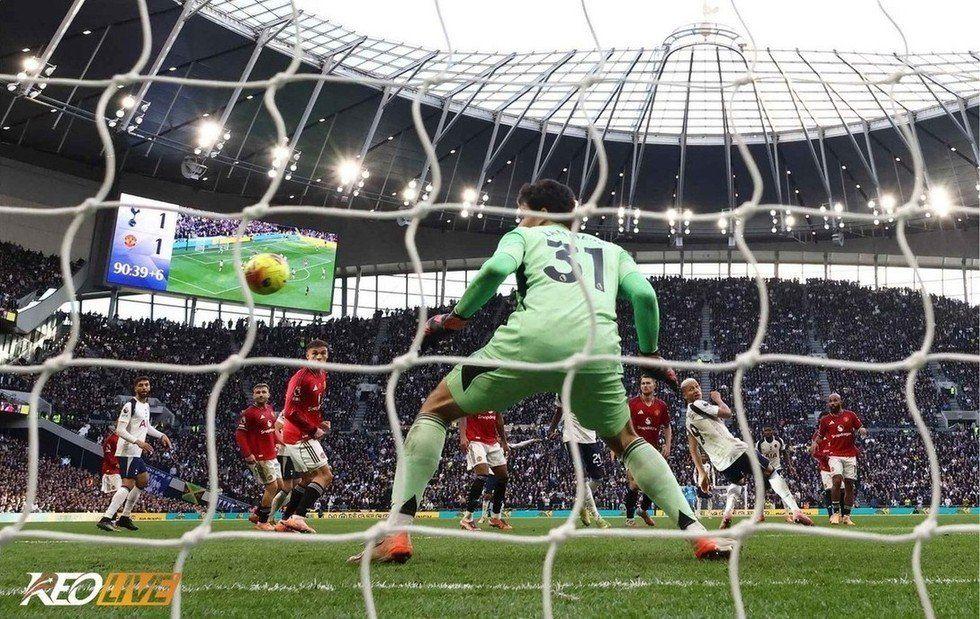 Richarlison giúp đội chủ nhà vươn lên với tỉ số 2-1 | Keolive