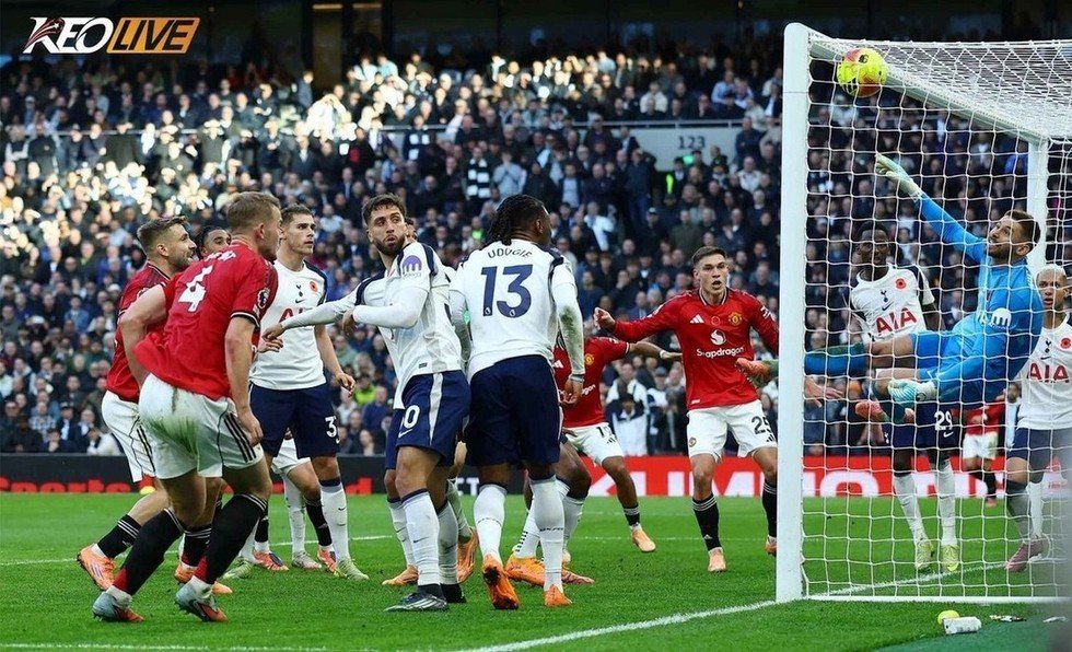 Man Utd thoát hiểm ngoạn mục ở những phút bù giờ. | Keolive