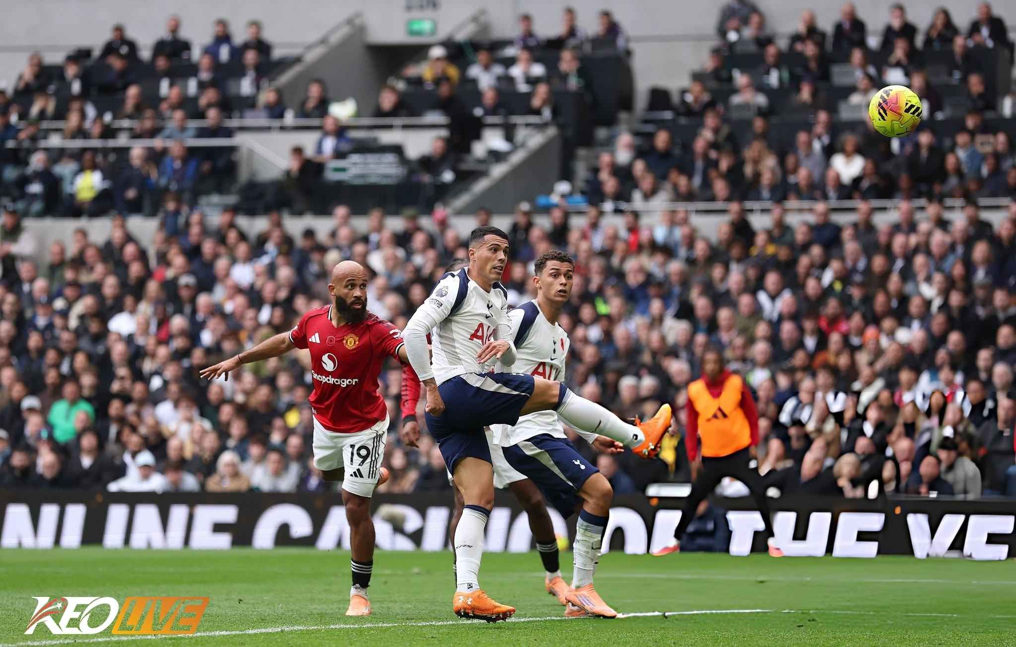 Bryan Mbeumo bằng cú đánh đầu mở tỷ số cho “Quỷ đỏ”. | Keolive