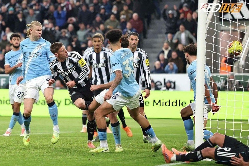 Bàn thắng thứ hai của Barnes gây nhiều tranh cãi | Keolive