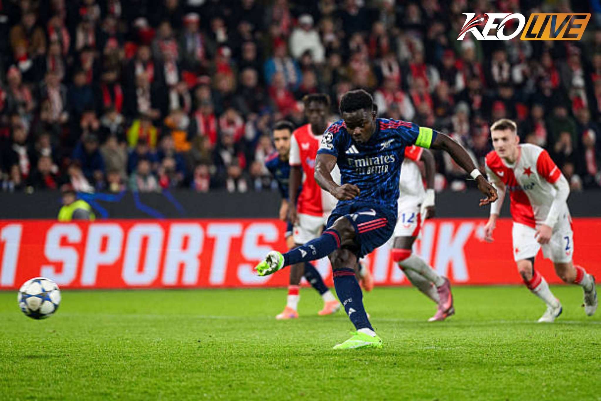 Saka mở tỉ số trên chấm 11m cho Arsenal | Keolive