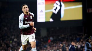 MU tiếp tục thua trên thế thắng, Villa lập cột mốc lịch sử