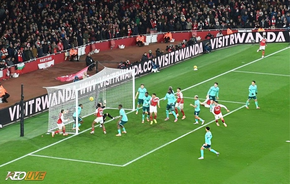 Cú đá phạt góc khó chịu của Saka | Keolive