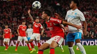 Hình ảnh cho bài Khôn nhà dại chợ, Napoli tiếp tục nhận thất bại tại Champions League