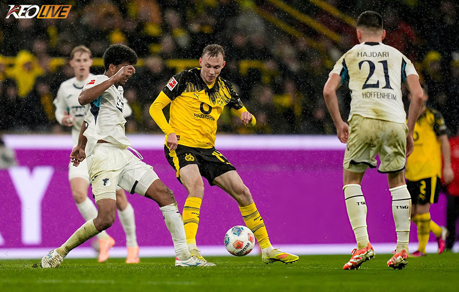 Không chỉ hay trong phòng ngự, Schlotterbeck còn vô cùng nguy hiểm trong những pha lên tham gia tấn công | Keolive