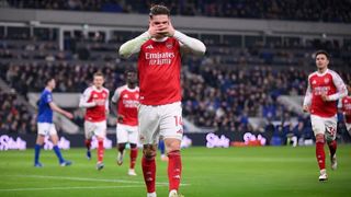 Gyökeres lạnh lùng trên chấm 11m, Pháo thủ duy trì ngôi nhất bảng