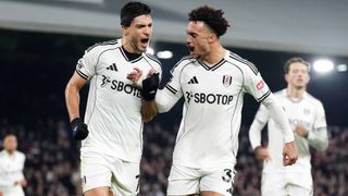 Jiménez lạnh lùng trên chấm 11m đem về 3 điểm cho Fulham