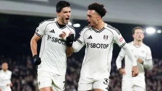 Hình ảnh cho bài Jiménez lạnh lùng trên chấm 11m đem về 3 điểm cho Fulham
