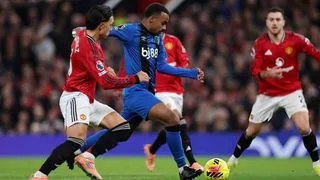 Hình ảnh cho bài Cơn mưa bàn thắng tại Old Trafford, Lammens hóa thần giữ lại 1 điểm cho MU