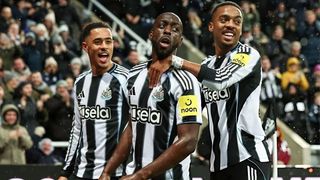 Ghi bàn phút bù giờ, Newcastle tiếp tục hành trình bảo vệ ngôi vương