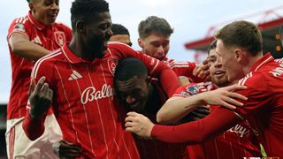 Hudson-Odoi lập cú đúp, Forest đại thắng Spurs trên sân nhà