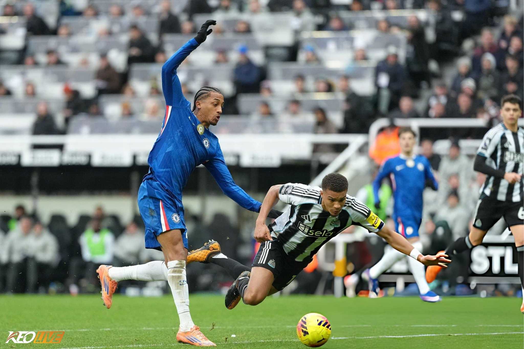 Cú đẩy bóng loại bỏ hoàn toản Thiaw trước khi sút tung lưới Ramsdale của Pedro | Keolive